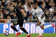 Hoãn hai trận đấu ở Champions League vì Covid-19