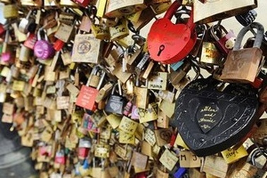 “Khóa tình yêu” quá nặng khiến cây cầu nổi tiếng Paris bị sụp đổ