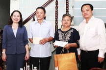 Phó Chủ tịch nước thăm gia đình chính sách, người có công  ở Cà Mau