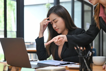 Kiệt sức vì bị sếp "hành": Cướp công trắng trợn, gọi điện cháy máy