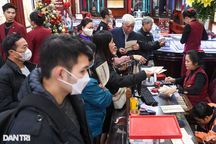 Chen nhau mua bán vàng khi giá biến động dữ dội