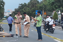 Sau tiếng va chạm, người đàn ông ngã xuống đường tử vong