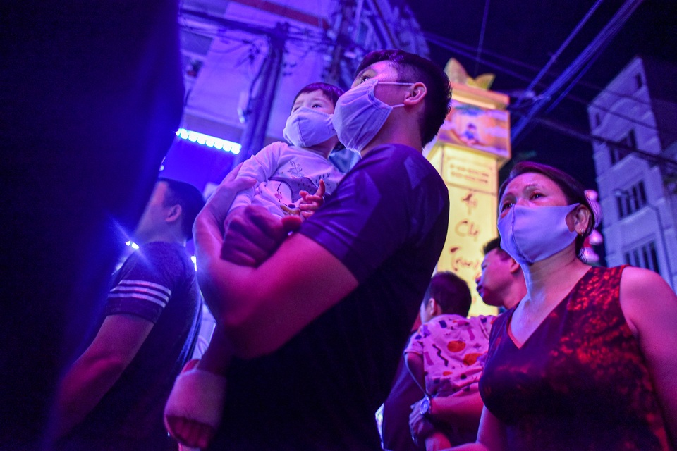 Trung thu: Người lớn chen vã mồ hôi, trẻ em mếu máo vì kẹt giữa biển người - 15