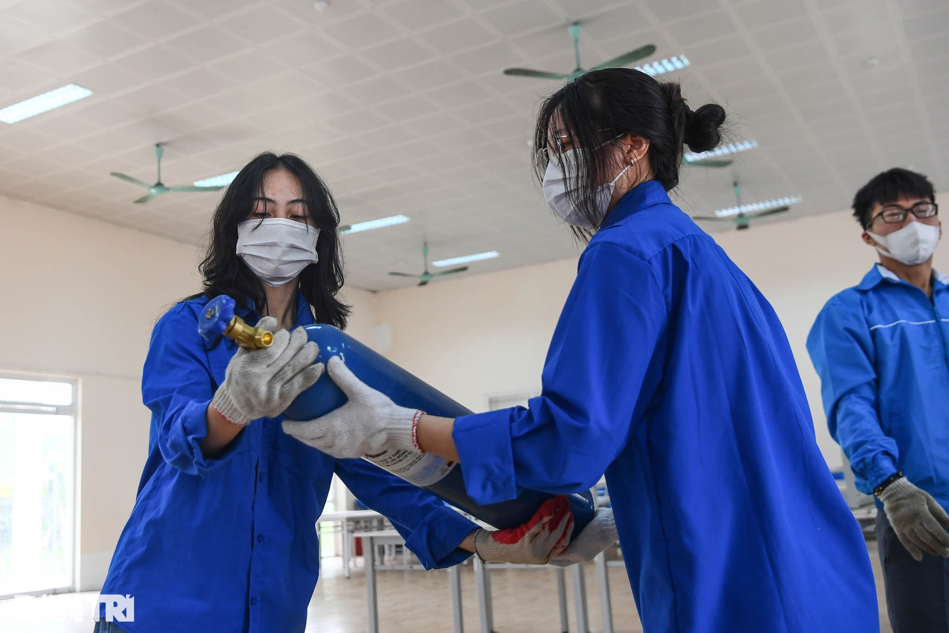 Cận cảnh 1.200 bình oxy cấp miễn phí để điều trị cho các F0 tại Hà Nội - 11 Cận cảnh 1.200 bình oxy cấp miễn phí để điều trị cho các F0 tại Hà Nội - 11