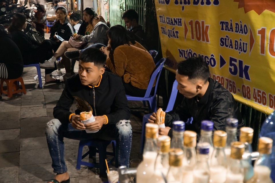 Xếp hàng lúc 2h sáng để chờ mua bánh mì “dân tổ” - 3 Xếp hàng lúc 2h sáng để chờ mua bánh mì “dân tổ” - 3