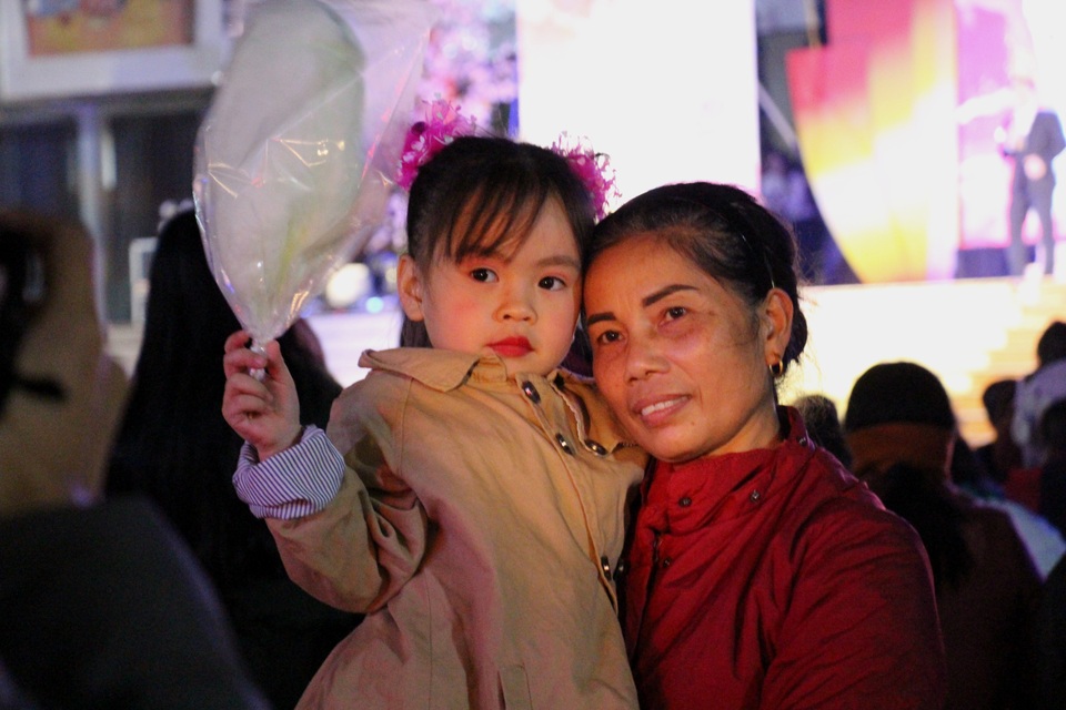 Bạn trẻ Huế đội mưa lạnh đến xem văn nghệ, Countdown mừng năm mới - 5 Bạn trẻ Huế đội mưa lạnh đến xem văn nghệ, Countdown mừng năm mới - 5