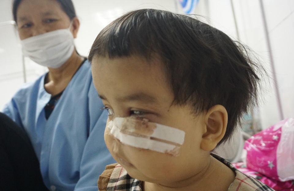 Nụ cười nhói lòng của bé gái mắc bệnh xương hóa đá hiếm gặp - 2 Nụ cười nhói lòng của bé gái mắc bệnh xương hóa đá hiếm gặp - 2