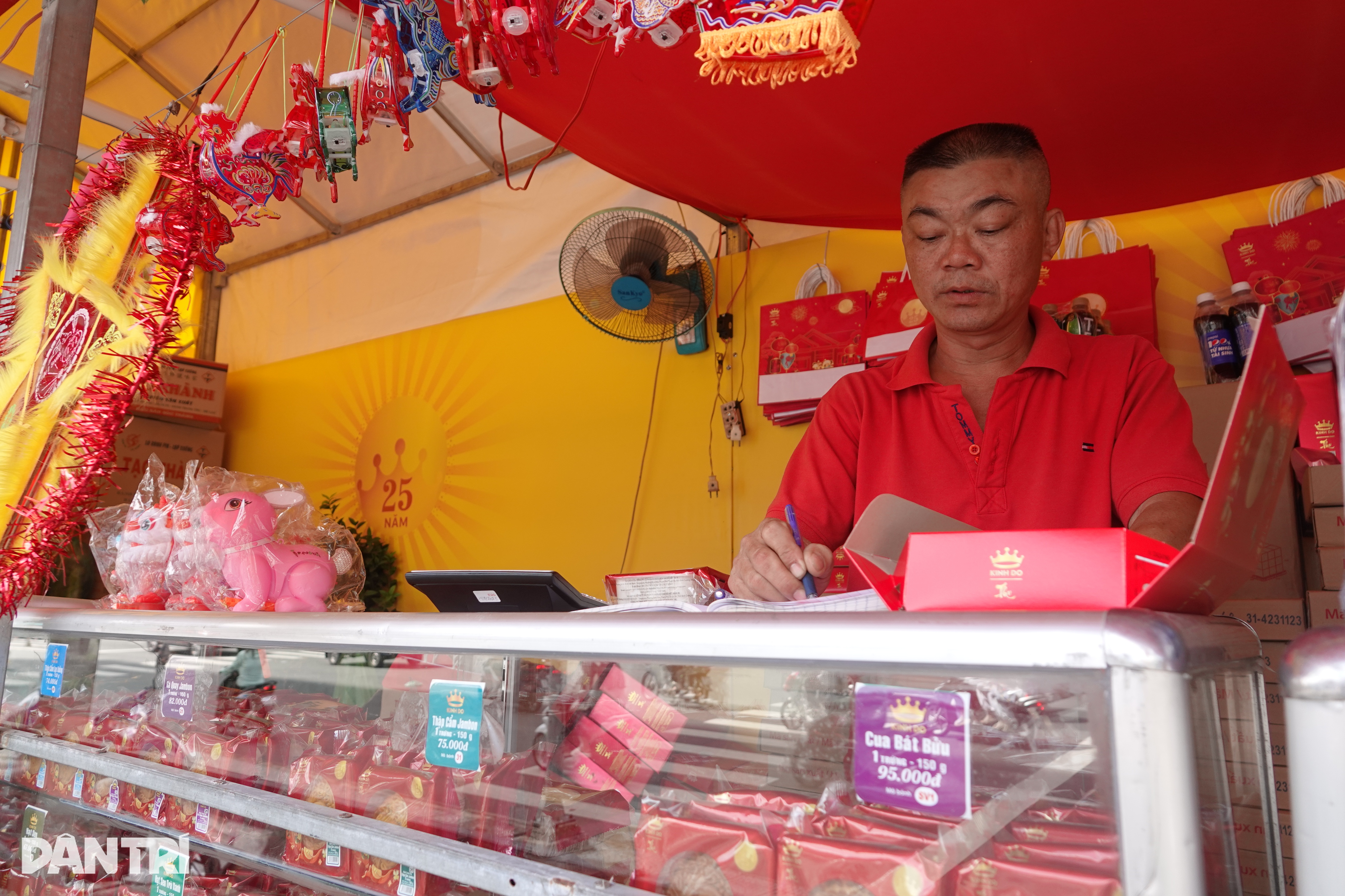 ລາຍຮັບ 8 ລ້ານ/ວັນ, ແມ່ຄ້າຂະໜາດນ້ອຍຍັງກັງວົນວ່າຕ້ອງກິນເຂົ້າໜົມໄຫວ້ພະຈັນແທນເຂົ້າ – 1 Doanh thu 8 triệu/ngày, tiểu thương vẫn lo phải ăn bánh trung thu thay cơm - 1
