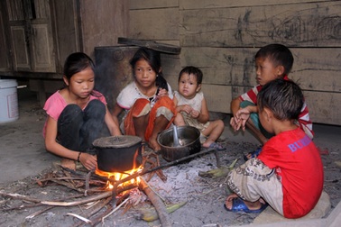 Nghẹn lòng 5 đứa trẻ thơ sống “lay lắt” vì cha chết, mẹ điên khờ