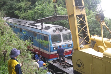 Lở núi, tuyến đường sắt Bắc - Nam tê liệt