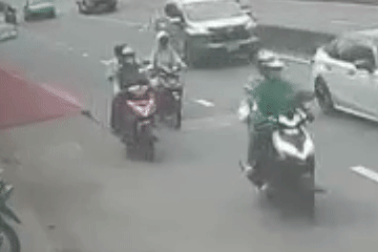 Tài xế xe ôm cùng hành khách thoát chết trong vụ lật xe tải ở TPHCM