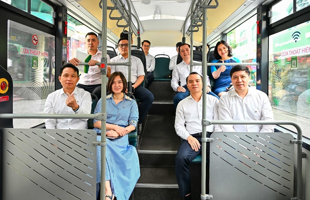 Vietcombank vận hành tuyến xe buýt điện nội bộ đầu tiên tại Hà Nội - 4 Vietcombank vận hành tuyến xe buýt điện nội bộ đầu tiên tại Hà Nội - 4