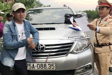 Tài xế xe khách “cố thủ” quyết không hợp tác với CSGT