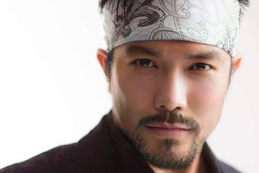 Jimmii Nguyễn gây “choáng” khi để râu giống “nam thần” Hollywood