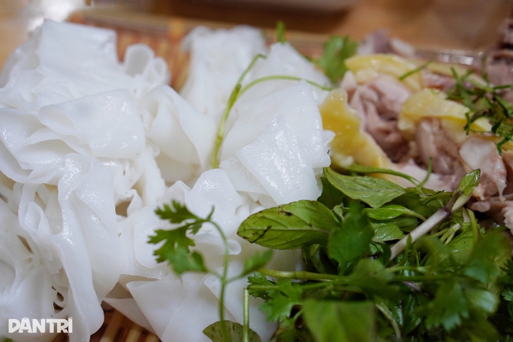 Hà Nội: Quán phở gà chấm gần 10 năm vắng khách bỗng dưng đông nườm nượp - 4 Hà Nội: Quán phở gà chấm gần 10 năm vắng khách bỗng dưng đông nườm nượp - 4