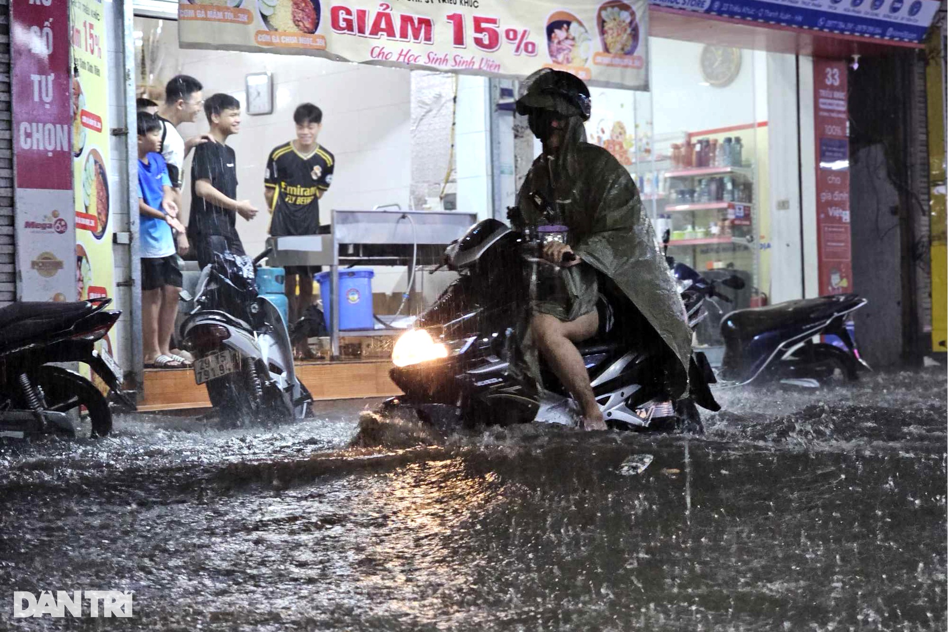 Mưa bất chợt kéo dài, nhiều tuyến phố Hà Nội ngập sâu trong nước - 6