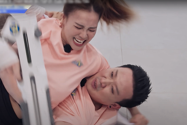 Ninh Dương Lan Ngọc lăn xả vật lộn với Trấn Thành bất chấp chấn thương
