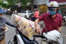 Kiếm tiền triệu từ bán bỏng ngô dịp Rằm tháng 7