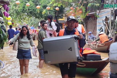 Nước dâng cao, người dân Hội An dùng ghe di chuyển, sơ tán du khách