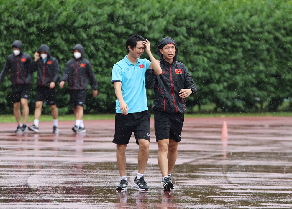 Đội tuyển Việt Nam nhận tin cực vui, tập dưới mưa ở Singapore - 1