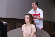 Mr Đàm thân thiết làm tóc cho Hà Hồ