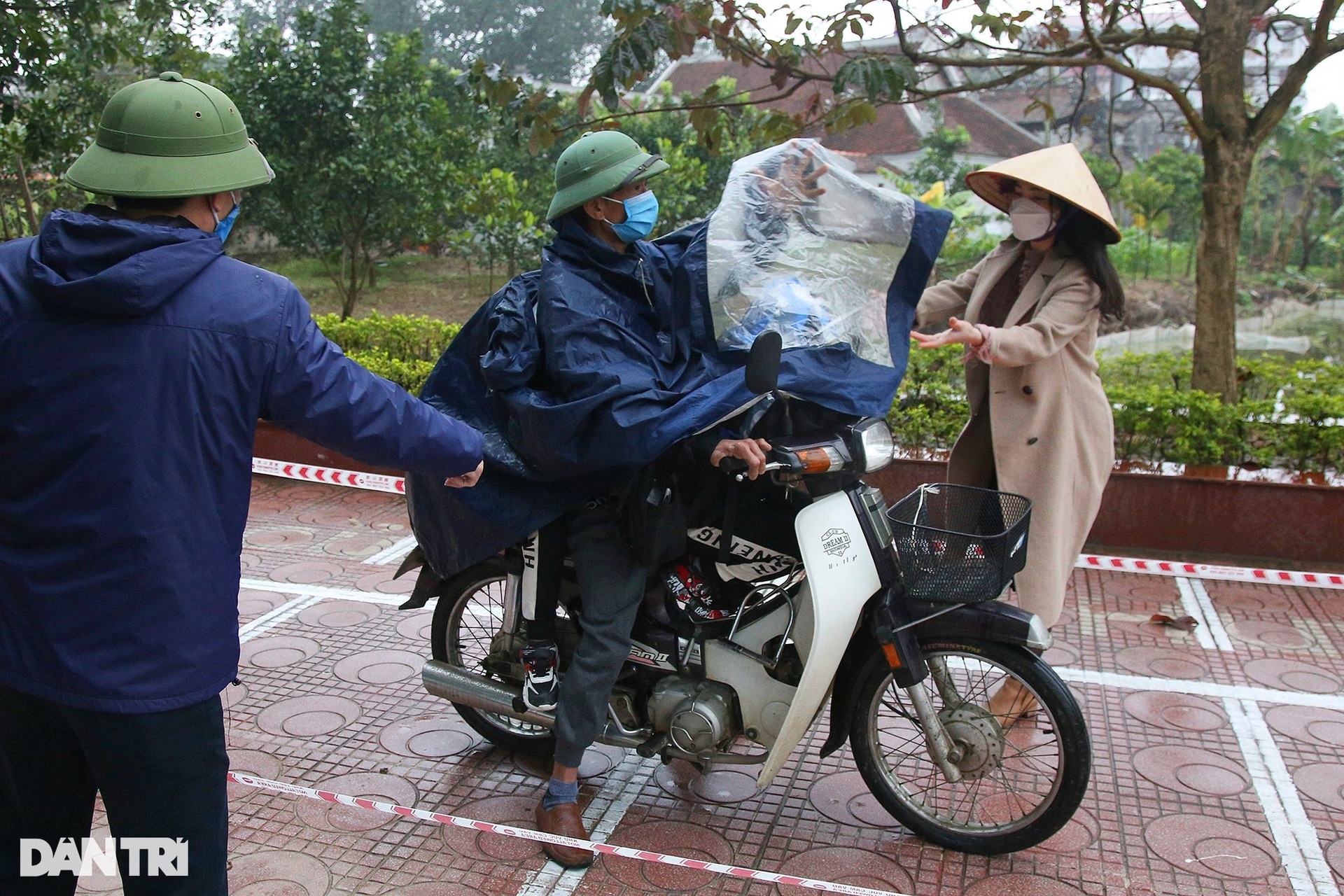 Học sinh lớp 1-6 các huyện ở Hà Nội đội mưa rét trở lại trường sau 10 tháng - 8 Học sinh lớp 1-6 các huyện ở Hà Nội đội mưa rét trở lại trường sau 10 tháng - 8