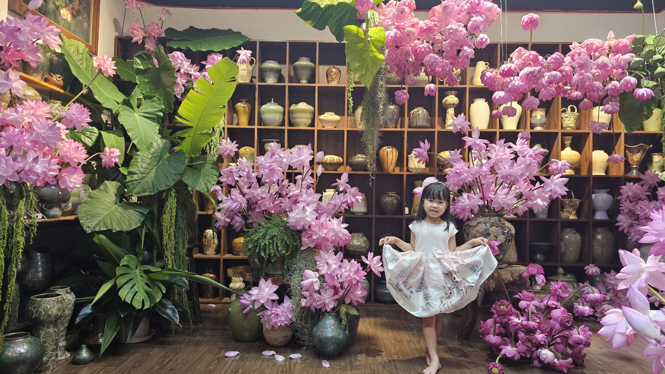 View - Mẹ đảm ở Hà Nội chịu chơi, mua hàng nghìn bông sen cắm khắp phòng 40m2 | Báo Dân trí