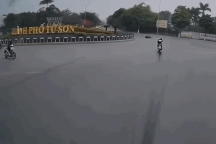 Hàng loạt xe máy trượt ngã trên đường nghi vì vết dầu loang