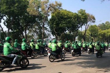 Cảnh sát giải tán hàng trăm người mặc đồng phục diễu hành quanh hồ Gươm