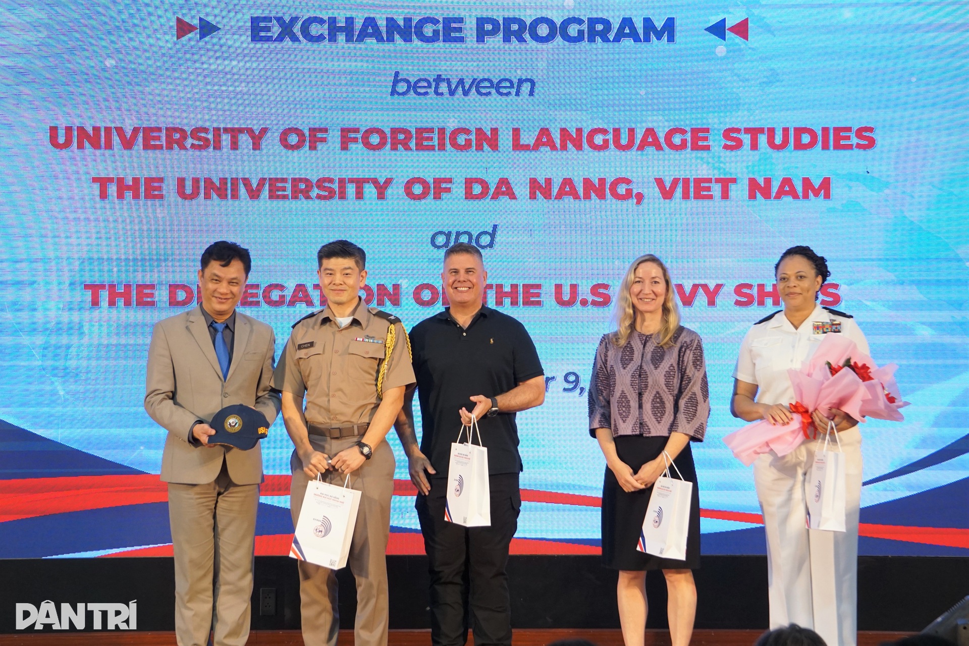 Cận cảnh tàu tuần dương USS Robert Smalls của Hải quân Mỹ - 14 Cận cảnh tàu tuần dương USS Robert Smalls của Hải quân Mỹ - 14