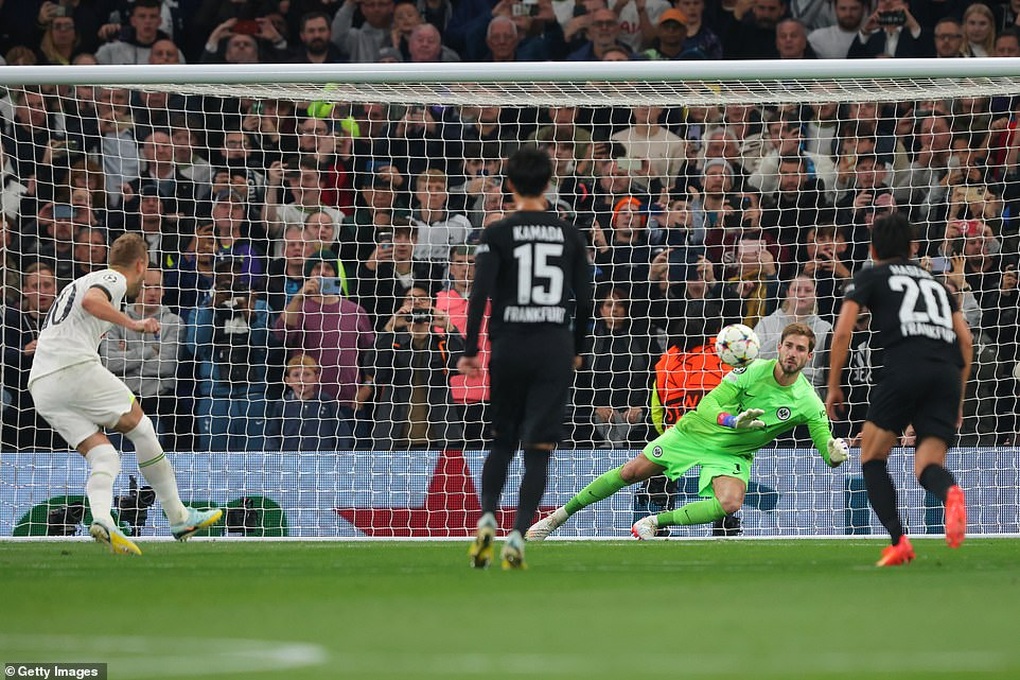 Son Heung Min tỏa sáng, Tottenham nở nụ cười trong cơn mưa bàn thắng - 6 Son Heung Min tỏa sáng, Tottenham nở nụ cười trong cơn mưa bàn thắng - 6