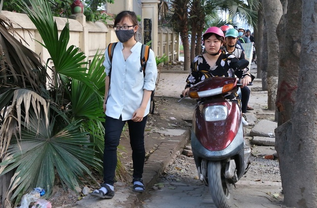 Đá lát vỉa hè ở Hà Nội vỡ do giãn nở khi mưa hay bởi làm nền quá ẩu? - 2 Đá lát vỉa hè ở Hà Nội vỡ do giãn nở khi mưa hay bởi làm nền quá ẩu? - 2