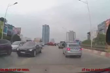 Ô tô ngang nhiên quay đầu trên cầu vượt