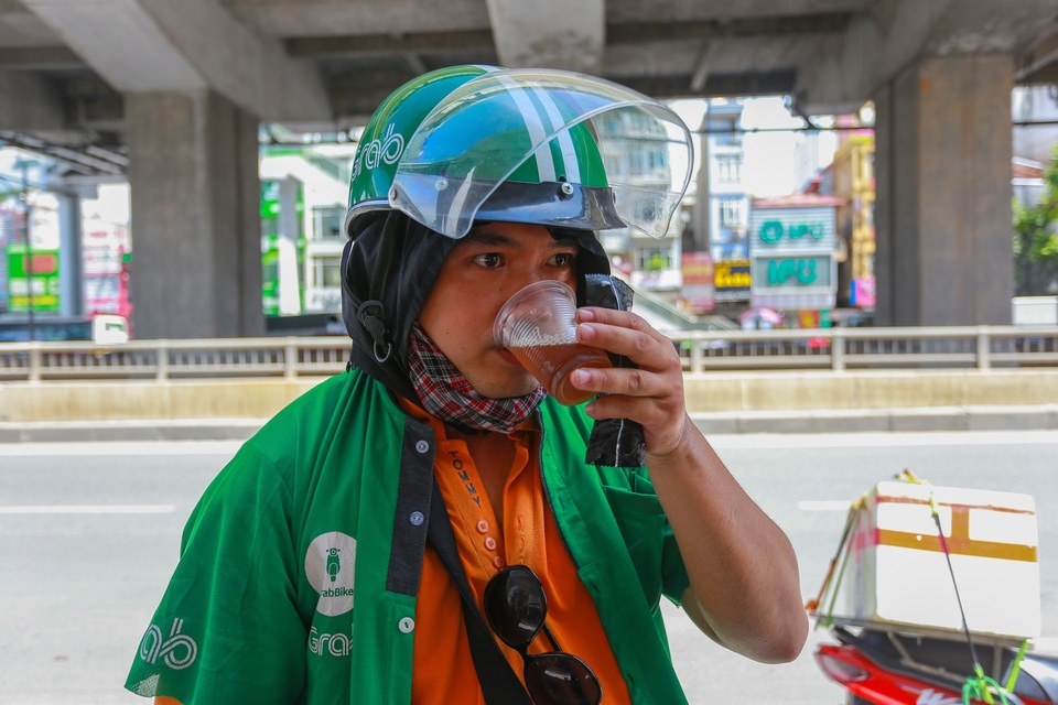 Những bình trà đá, nước mát miễn phí giữa nắng nóng thiêu đốt tại Hà Nội - 11 Những bình trà đá, nước mát miễn phí giữa nắng nóng thiêu đốt tại Hà Nội - 11