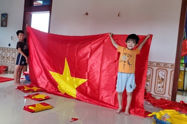 Ông Nguyễn Văn Kỳ - Trưởng thông Từ Vân (Hà Nội) nói về nghề may cờ Tổ quốc