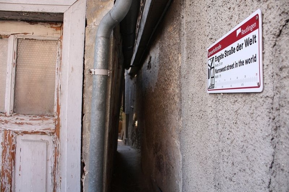 Con phố hẹp nhất thế giới khiến người thừa cân đi qua dễ bị mắc kẹt  - 3