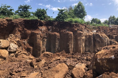 “Đá tặc” mở công trường gần trụ sở xã: khoảng 200m3 đá tại hiện trường