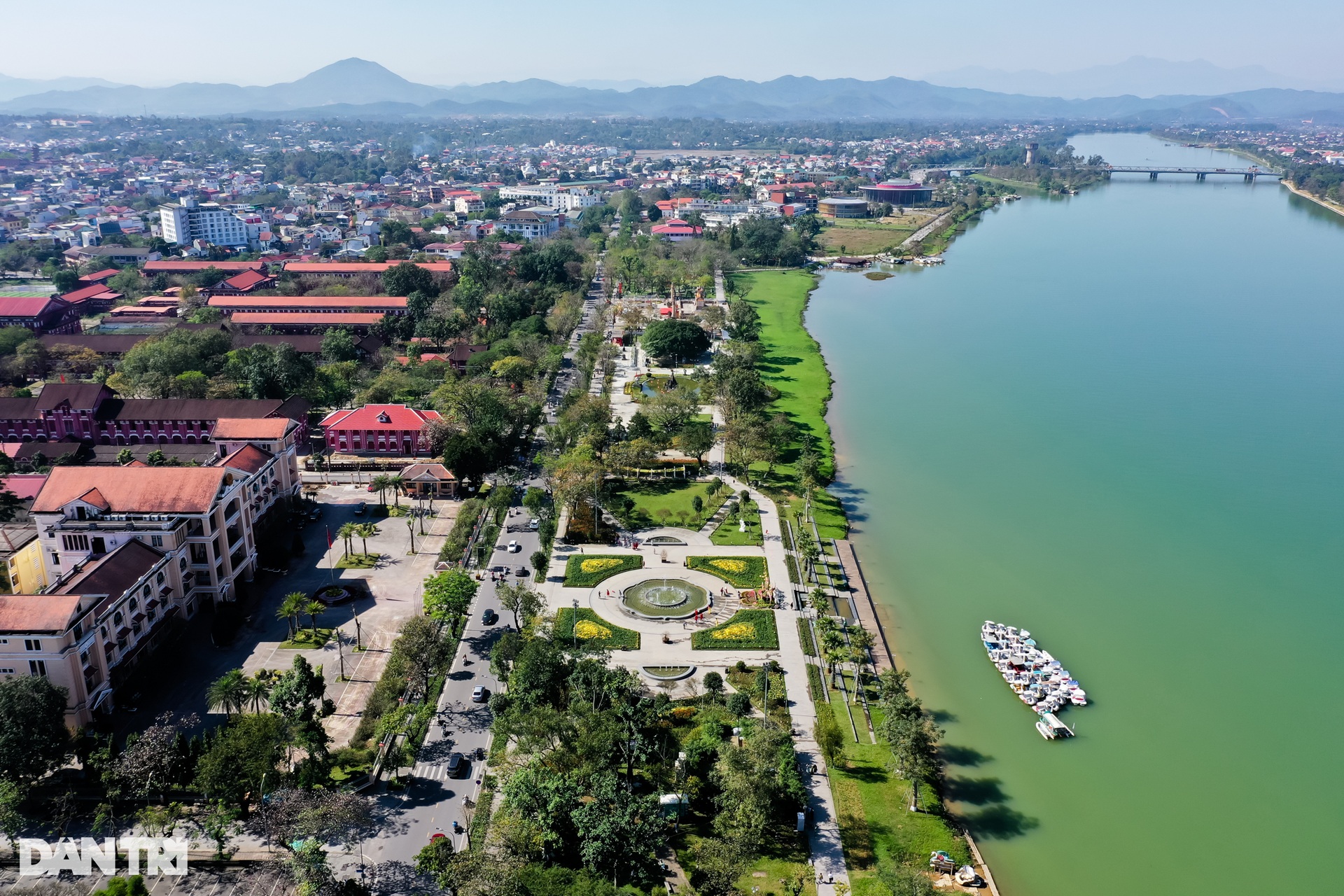 Nét thơ mộng trường tồn của dòng sông di sản chảy qua thành phố Huế - 12 Nét thơ mộng trường tồn của dòng sông di sản chảy qua thành phố Huế - 12