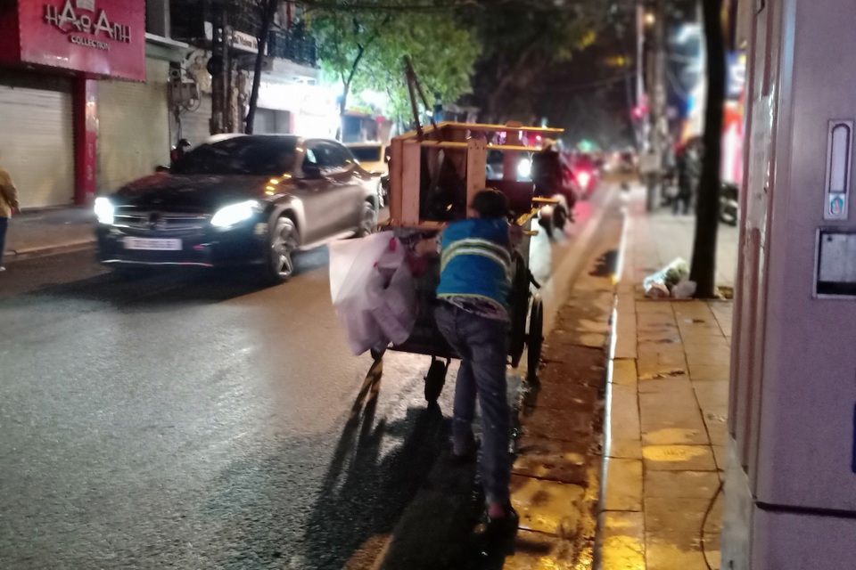 Hà Nội: Đêm trắng với người lao công ngày cuối cùng của năm Canh Tý - 5 Hà Nội: Đêm trắng với người lao công ngày cuối cùng của năm Canh Tý - 5