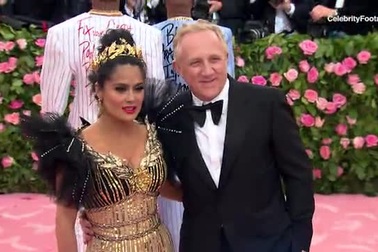 Salma Hayek cùng sánh bước với chồng trên thảm đỏ sự kiện