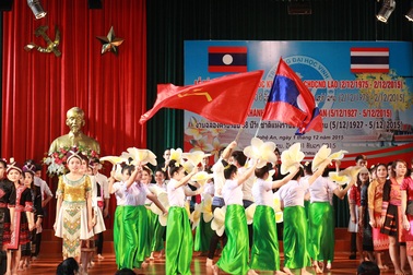 Trao tặng học bổng cho lưu học sinh Lào - Thái Lan học giỏi