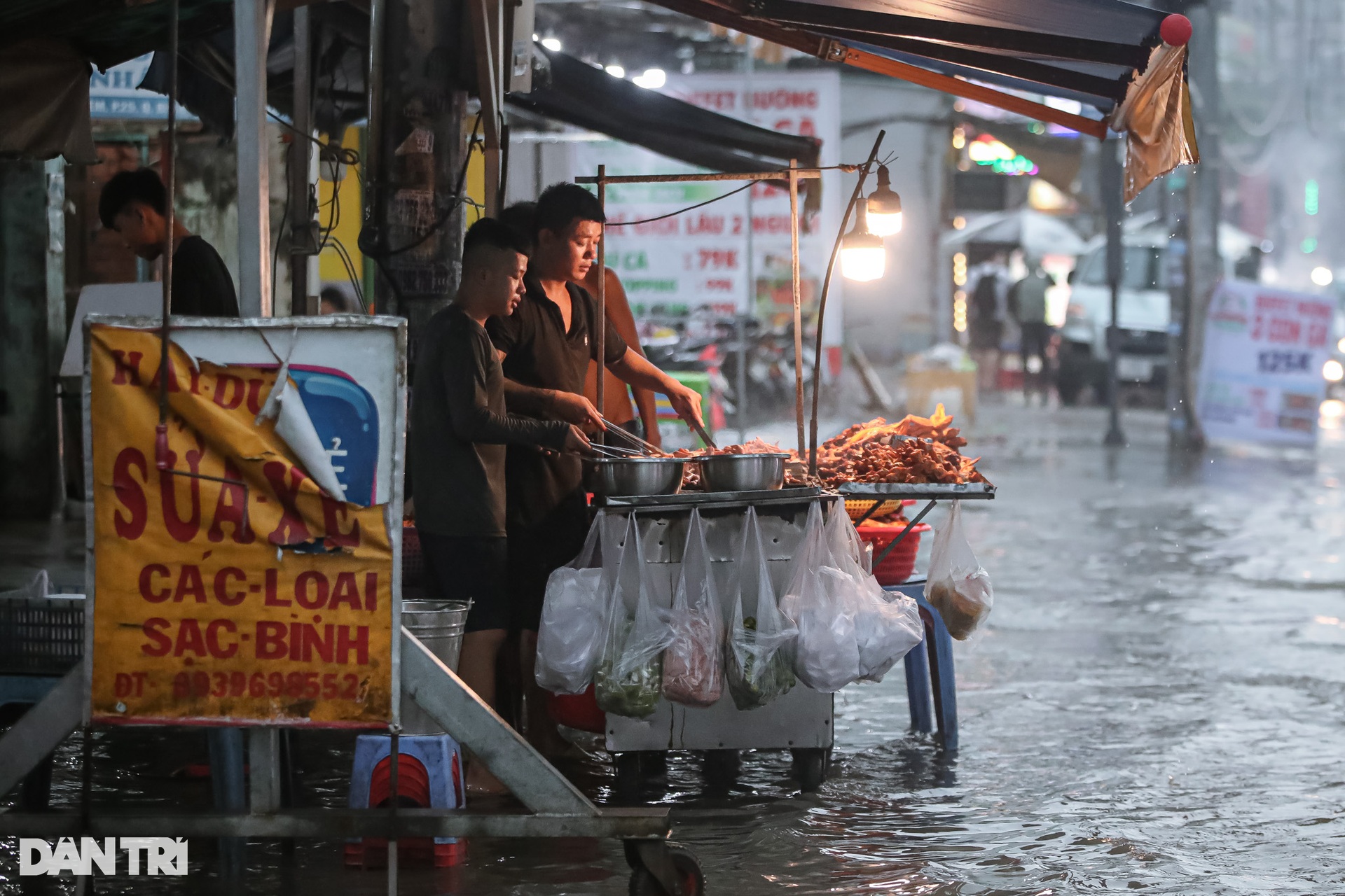 Người dân TPHCM ngã nhào trên đường ngập do mưa lớn - 9 Người dân TPHCM ngã nhào trên đường ngập do mưa lớn - 9
