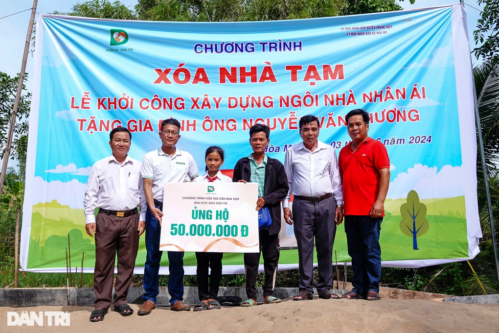 Người đàn ông bệnh tật một mình nuôi con được báo Dân trí tặng nhà Nhân ái - 1 Người đàn ông bệnh tật một mình nuôi con được báo Dân trí tặng nhà Nhân ái - 1