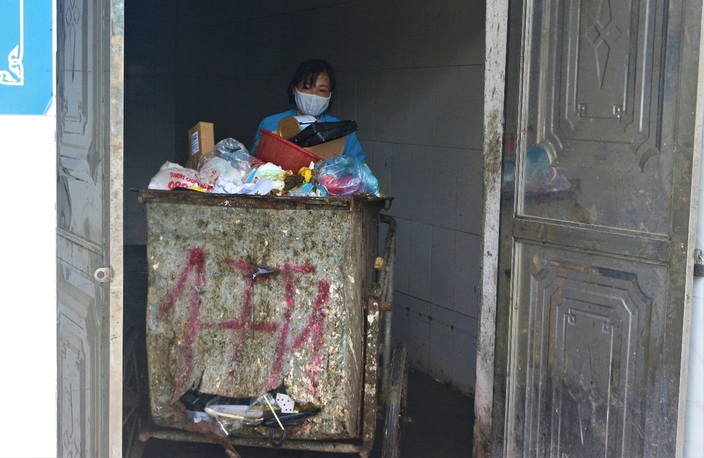 Nữ cử nhân cắn răng làm công nhân vệ sinh nuôi con tự kỷ - 2 Nữ cử nhân cắn răng làm công nhân vệ sinh nuôi con tự kỷ - 2