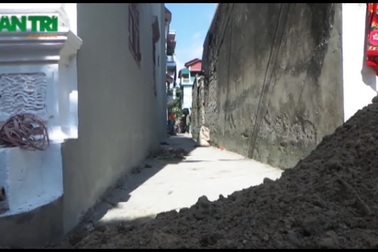 Ninh Bình: Hàng trăm hộ dân bức xúc vì đường đi bị “thắt cổ chai”