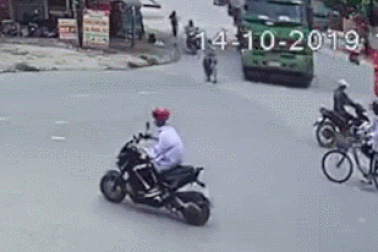 Kinh hoàng khoảnh khắc hai nam sinh suýt bỏ mạng dưới gầm xe tải