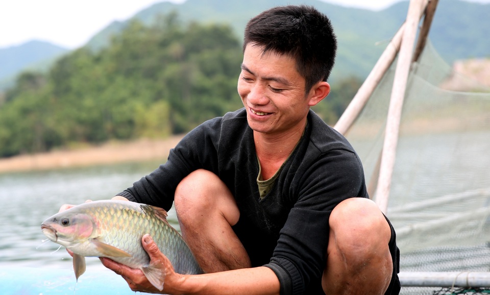 Những chàng trai trẻ người Thái nuôi cá trên lòng hồ thủy điện - 6 Những chàng trai trẻ người Thái nuôi cá trên lòng hồ thủy điện - 6