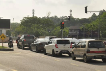 Malaysia có thể bỏ tù người đi xe máy dừng đèn đỏ quá vạch