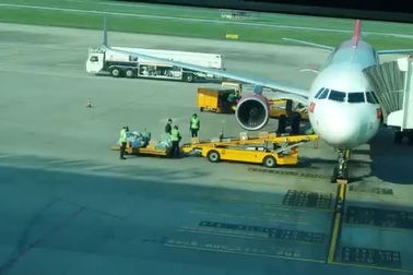 Nhân viên ném hành lý của khách ở sân bay Đà Nẵng