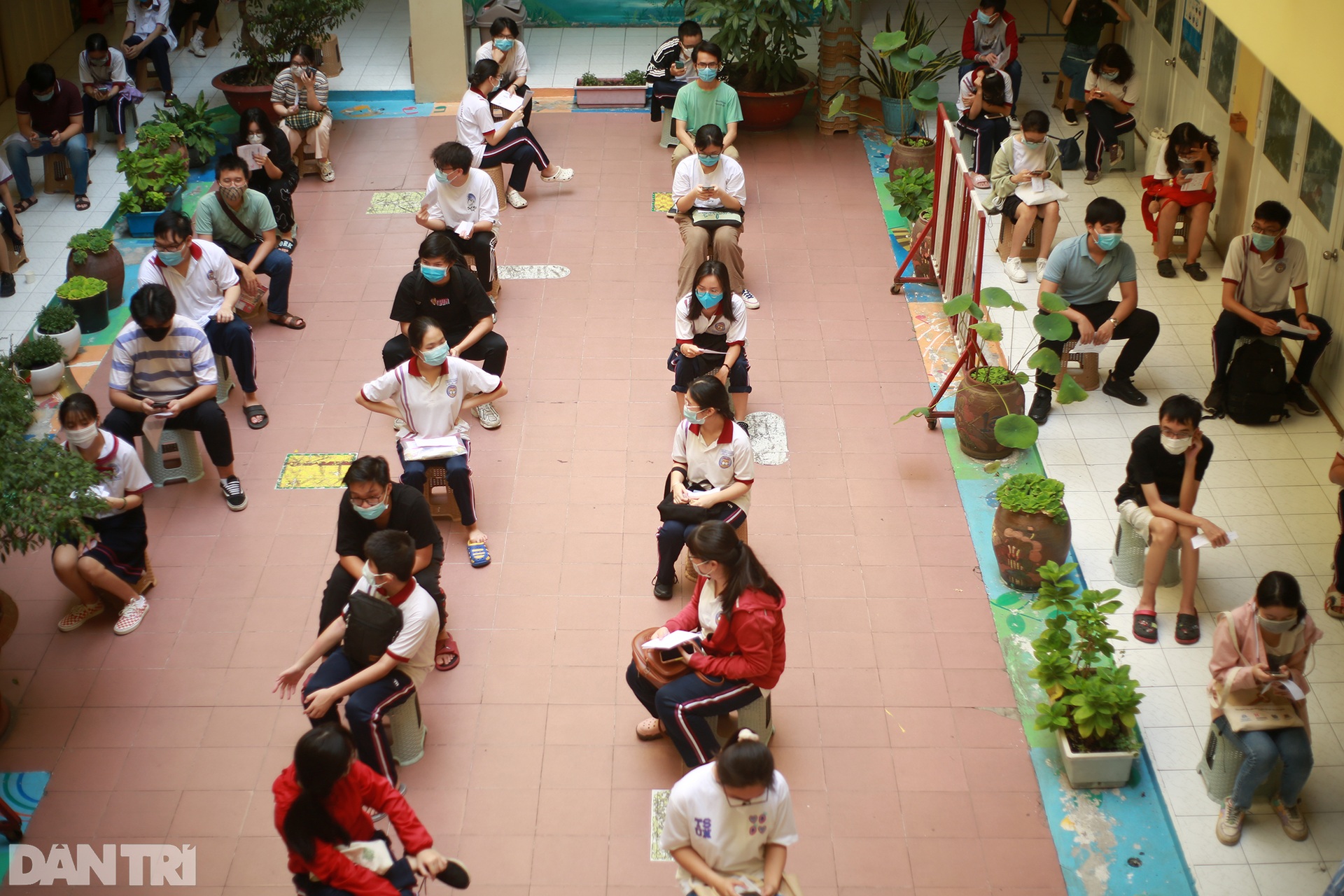 Xét nghiệm Covid-19 cho 110.000 sĩ tử TPHCM trước kỳ thi tốt nghiệp THPT - 5 Xét nghiệm Covid-19 cho 110.000 sĩ tử TPHCM trước kỳ thi tốt nghiệp THPT - 5